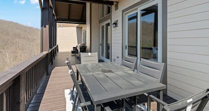 Mountain Stay, King Suite, Fireplace, and Mountain Views!