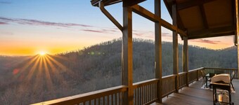 Mountain Stay, King Suite, Fireplace, and Mountain Views!