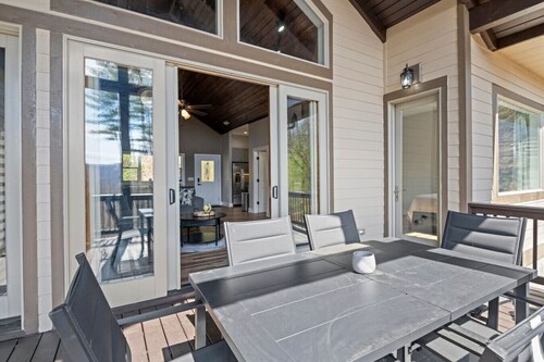 Mountain Retreat, Cozy Balcony, and Grill!