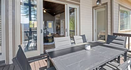 Mountain Retreat, Cozy Balcony, and Grill!