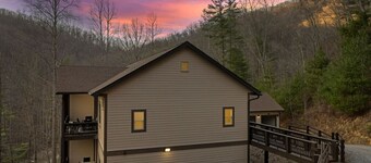 Mountain Retreat, Cozy Balcony, and Grill!