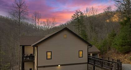 Mountain Retreat, Cozy Balcony, and Grill!