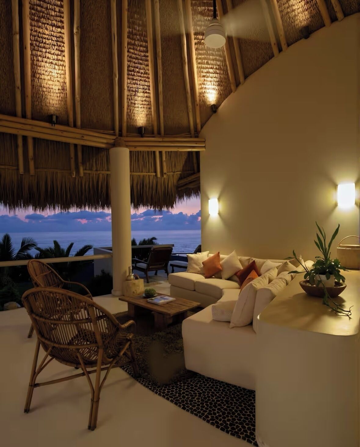Comfort Condo, 2 Bedrooms, Ocean View, Oceanfront | Living area | Smart TV