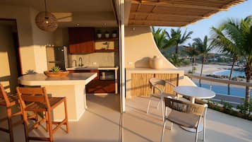 Deluxe Condo, 1 Bedroom, Ocean View | 2 bilik tidur, peti besi dalam bilik, ruang kerja komputer riba