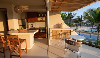 Apartamento Deluxe, 1 habitación, vistas al mar | Caja fuerte, espacio para trabajar con un portátil, cortinas opacas