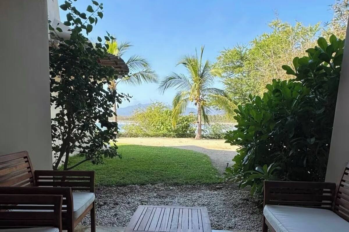 Appartement, 2 slaapkamers, uitzicht op zee, aan het strand | 2 slaapkamers, een kluis op de kamer, een laptopwerkplek