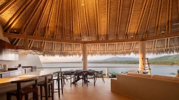 Luxe appartement, 3 slaapkamers, uitzicht op het strand, aan het strand | Uitzicht op strand/zee