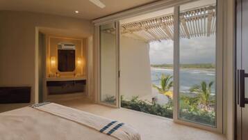 In-room safe, laptop workspace, blackout drapes, free WiFi