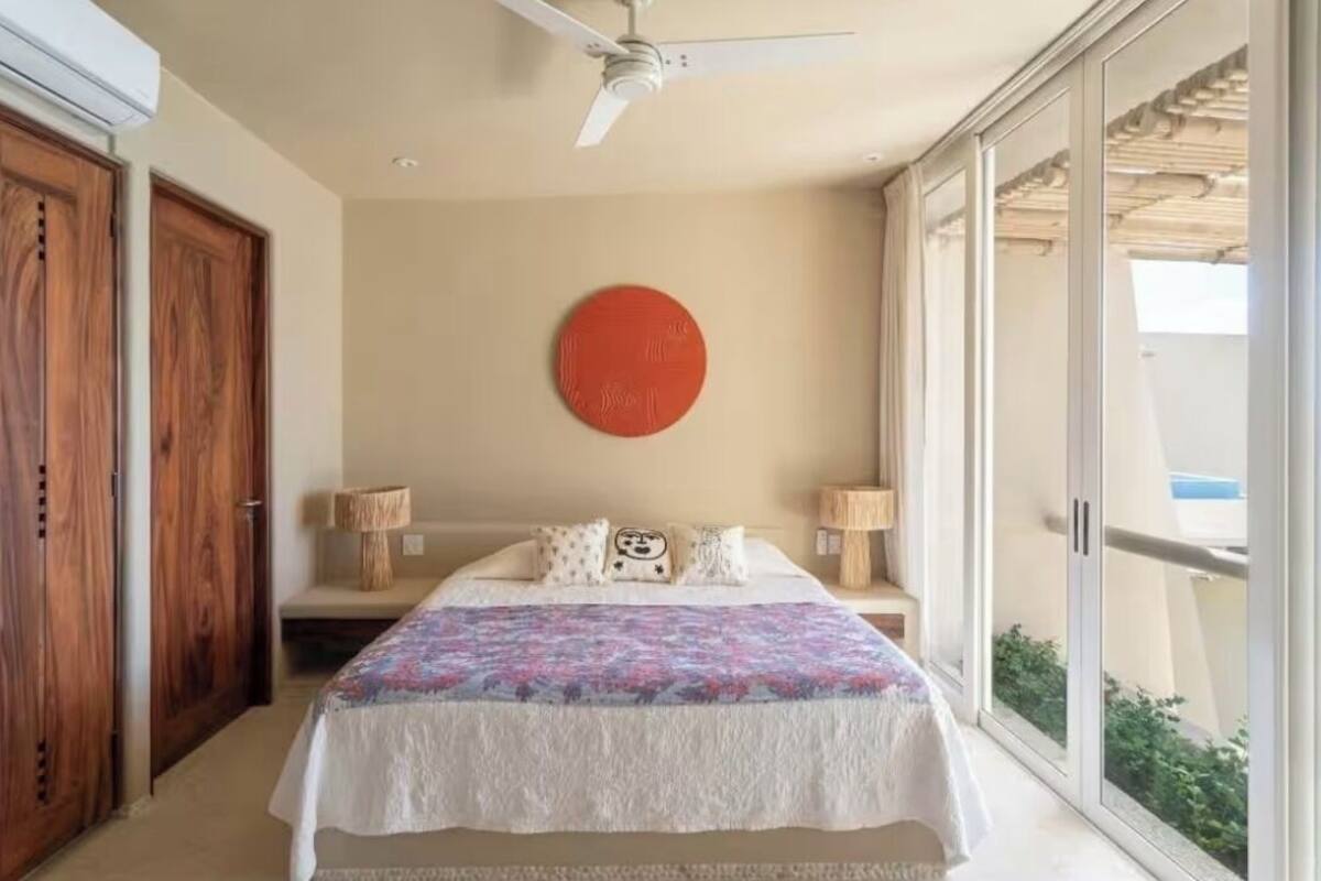 Appartement, 2 slaapkamers, privézwembad, aan het strand | 2 slaapkamers, een kluis op de kamer, een laptopwerkplek