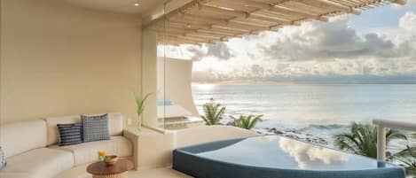 Appart'hôtel, 2 chambres, piscine privée, en bord de plage | Coin séjour | TV connectée