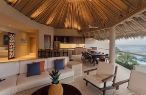 Condo luxueux, 3 chambres, vue sur la plage, en face de la plage | Terrasse/patio
