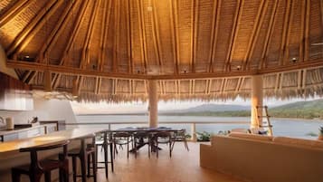 Luxury-Apartment, 3 Schlafzimmer, Strandblick, Strandnähe | Terrasse/Patio