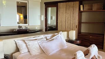 Deluxe Condo, 1 Bedroom, Ocean View | 2 bilik tidur, peti besi dalam bilik, ruang kerja komputer riba