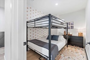 4 bedrooms, iron/ironing board, travel crib, free WiFi - Cuddly Cactus for 12|Wraparound Balcony, Pool, Gym (Nashville)