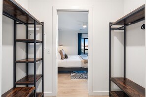 4 Schlafzimmer, Schreibtisch, Bügeleisen/Bügelbrett, Reisekinderbett