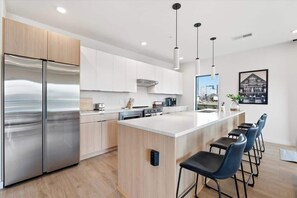Fridge, microwave, oven, stovetop - Cuddly Cactus for 12|Wraparound Balcony, Pool, Gym (Nashville)