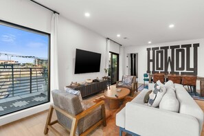 Smart TV, offices - Cuddly Cactus for 12|Wraparound Balcony, Pool, Gym (Nashville)