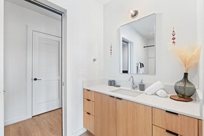 Haartrockner, Handtücher, Toilettenpapier