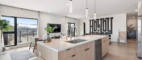 Refrigerador, microondas, horno, placa de cocina
