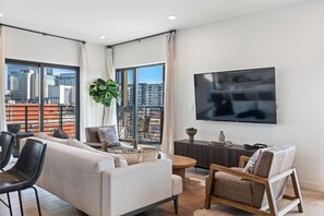 Een smart-tv, een tafeltennistafel en boeken