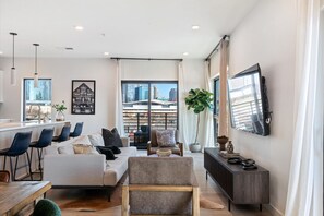 Smart TV, mesa de pingue-pongue, livros