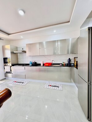 Microwave, oven, stovetop, dishwasher - Glamorous hideout in Mombasa Nyali (Mombasa)