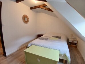 3 bedrooms, iron/ironing board, travel crib, bed sheets