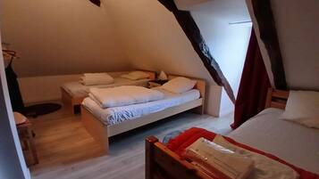 3 habitaciones, tabla de planchar con plancha y cuna de viaje