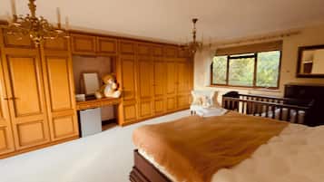 5 bedrooms, desk, iron/ironing board, free WiFi