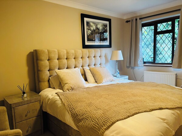 5 bedrooms, desk, iron/ironing board, free WiFi