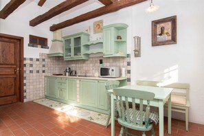Réfrigérateur, micro-ondes, batterie de cuisine, vaisselle et ustensiles