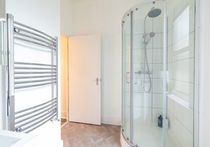 Doccia, asciugacapelli, asciugamani, sapone