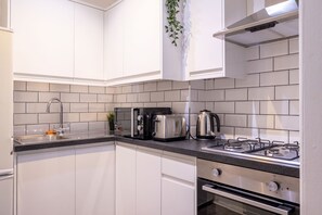 Micro-ondes, four, plaque de cuisson