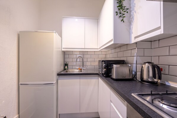 Mikrowelle, Ofen, Herdplatte, Kochgeschirr/Geschirr/Besteck