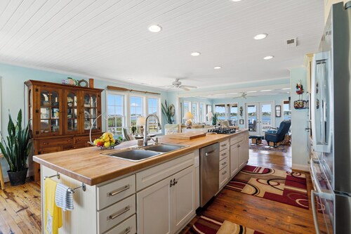 Beachfront Cottage with and private beach access and dock with stunning views!