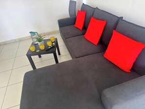 Smart TV - Maison Ducos, warm and welcoming (Ducos)