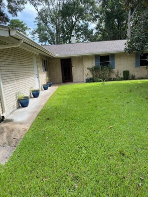 Property grounds - Charming 2-bedroom house in brilliant Natchez with AC, WiFi (Natchez)
