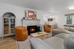 Smart TV, chimenea, libros