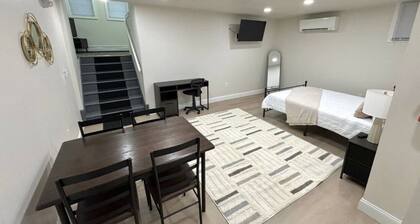 Lake Erie Getaway - Cozy Modern Studio