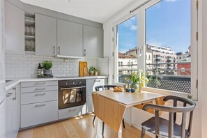 Réfrigérateur, four à micro-ondes, un four, surface de cuisson