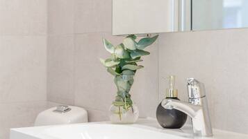 Dusj, hårføner, håndklær og såpe