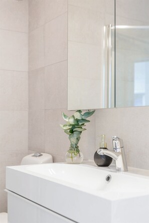 Douche, sèche-cheveux, serviettes fournies, savon