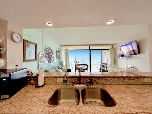 Rockport's Waterfront Gem - Cozy 1BR/1BA Condo with Breathtaking Bay Views