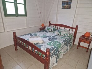 2 chambres, fer et planche à repasser, lit de bébé portatif