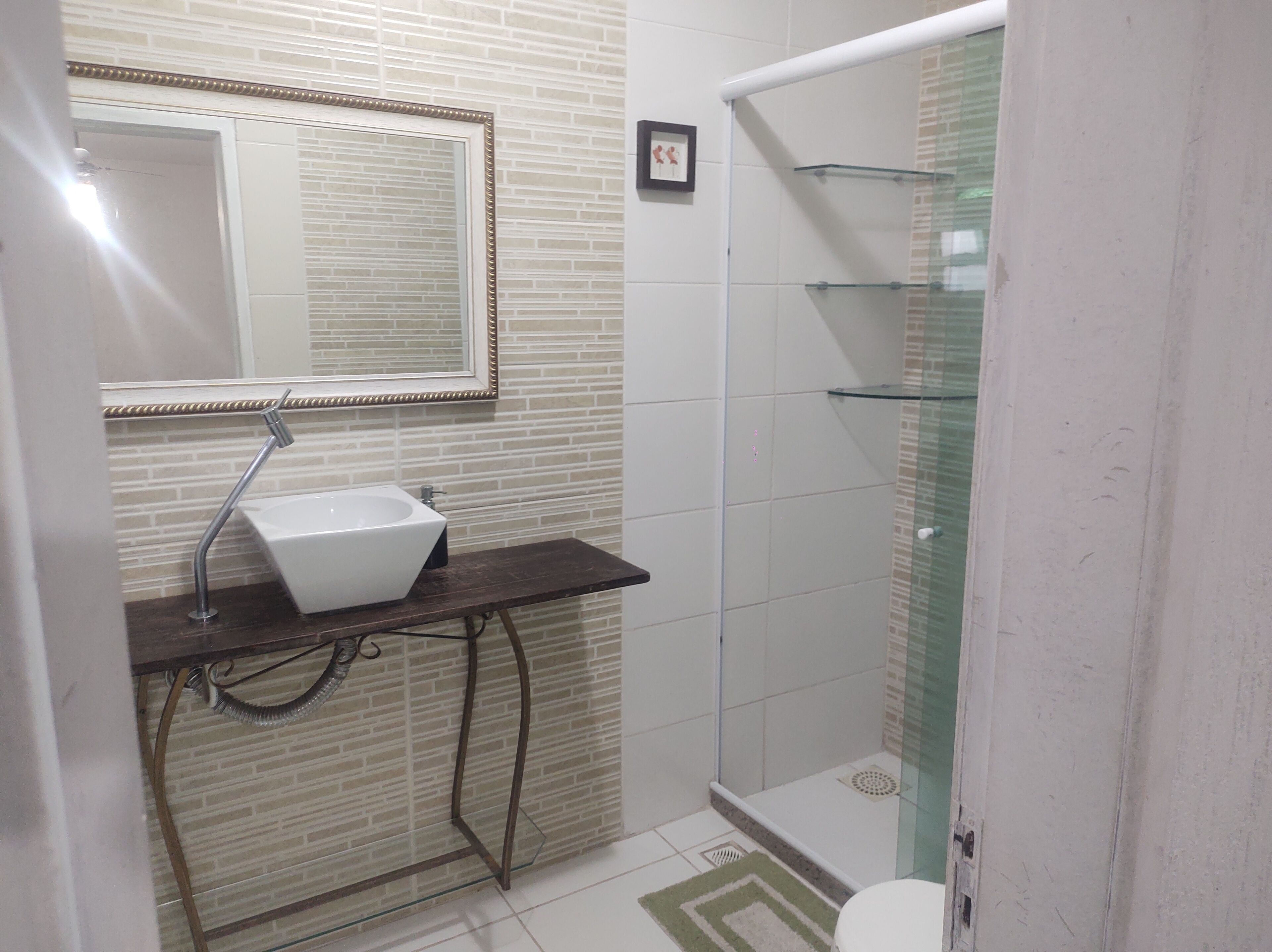 Quarto quádruplo luxo | Banheiro | Chuveiro, produtos de toalete grátis, toalhas de banho, sabonete