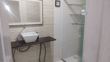 Quarto quádruplo luxo | Banheiro | Chuveiro, produtos de toalete grátis, toalhas de banho, sabonete