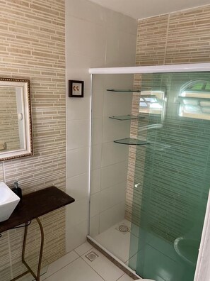 Deluxe-værelse til 4 personer | Badeværelse | Bruser, gratis toiletartikler, håndklæder, Sæbe
