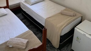 ห้องคอมฟอร์ทซิงเกิล, เตียงเดี่ยว 3 เตียง, บริการทำความสะอาด | โต๊ะทำงาน, พื้นที่ทำงานแบบใช้แล็ปท็อป, Wi-Fi ฟรี