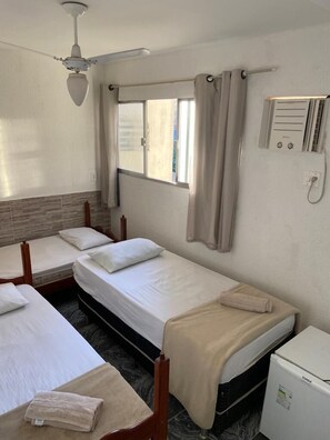 Habitació individual Comfort, 3 llits individuals, servei de neteja | Escriptori, espai de treball apte per a portàtils i wifi gratuïta