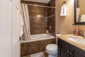 Een douche, een bubbelbad, een haardroger, handdoeken